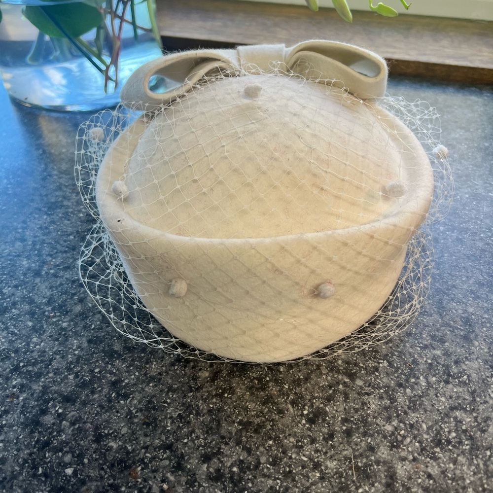 ✨ vintage 1960s Jackie O style white pillbox hat with veil- Elegant Pinup Chic!